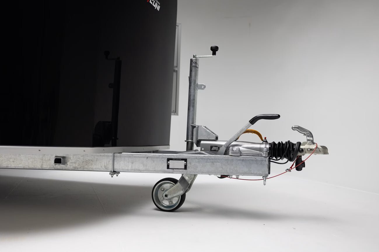 Remolque cerrado ROCKET RACING 2000 con dimensiones de 5500 x 2200 x 2045 mm