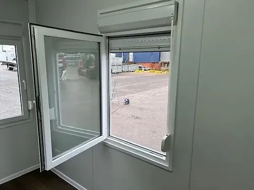Contenedor de oficina con baño y almacenamiento
