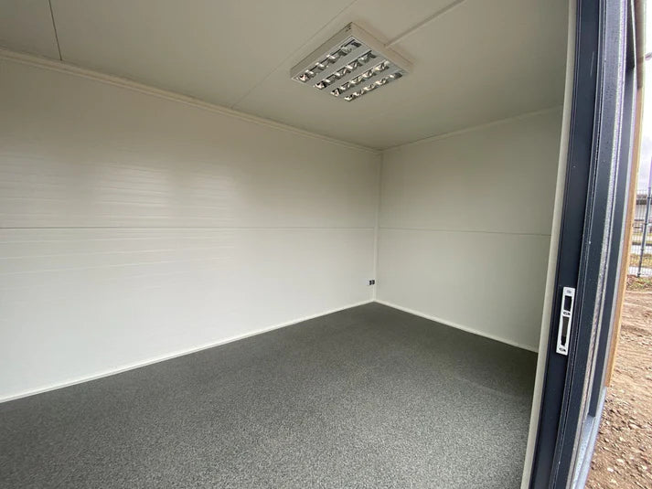 Contenedor de oficina 6x2,83 metros con 2 ventanas