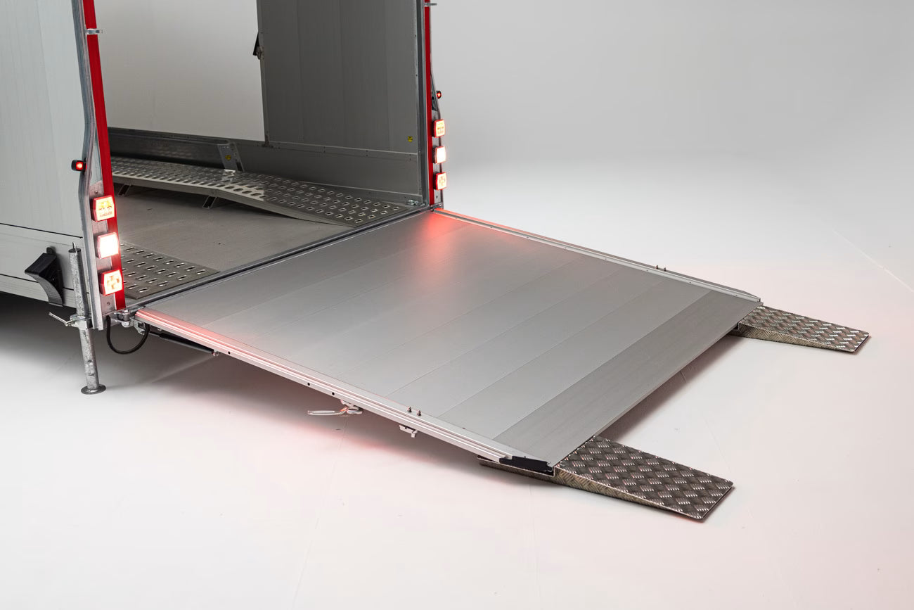 Remolque cerrado ROCKET RACING 2000 con dimensiones de 5500 x 2200 x 2045 mm
