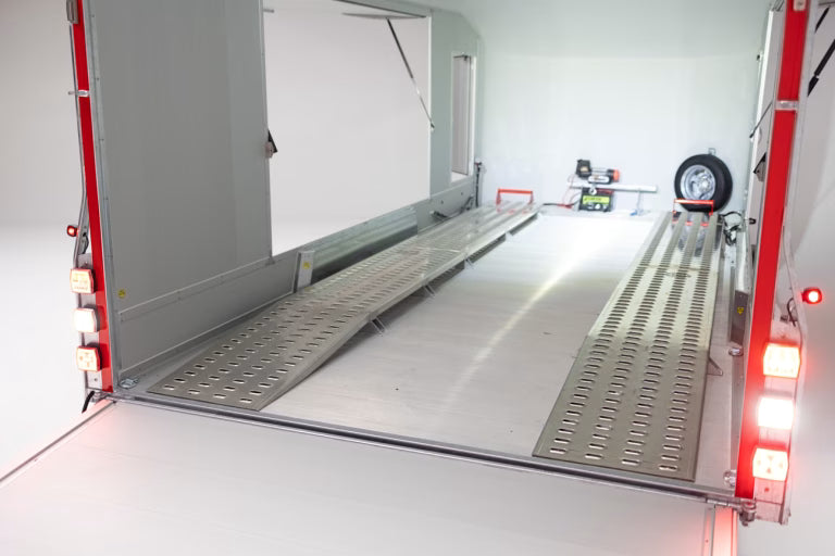 Remolque cerrado ROCKET RACING 2000 con dimensiones de 5500 x 2200 x 2045 mm