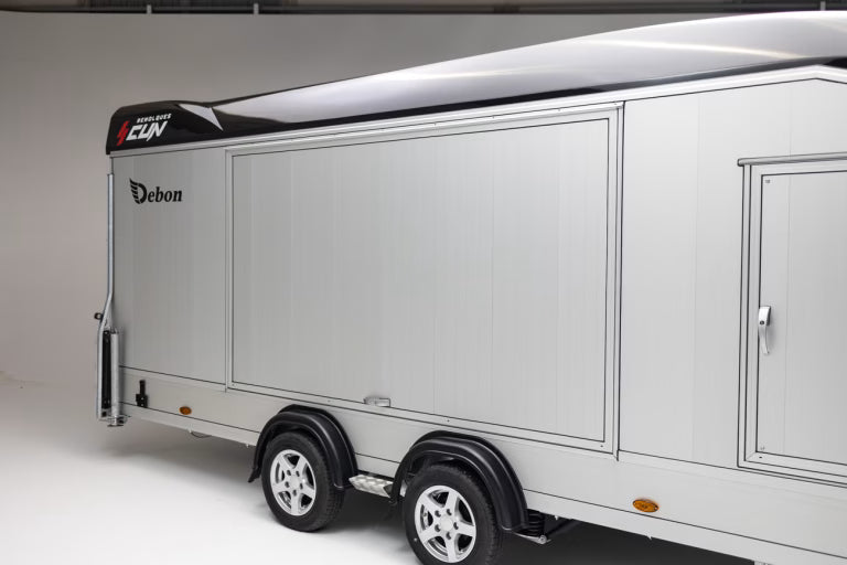 Remolque cerrado ROCKET RACING 2000 con dimensiones de 5500 x 2200 x 2045 mm