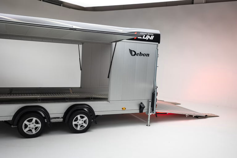 Remolque cerrado ROCKET RACING 2000 con dimensiones de 5500 x 2200 x 2045 mm