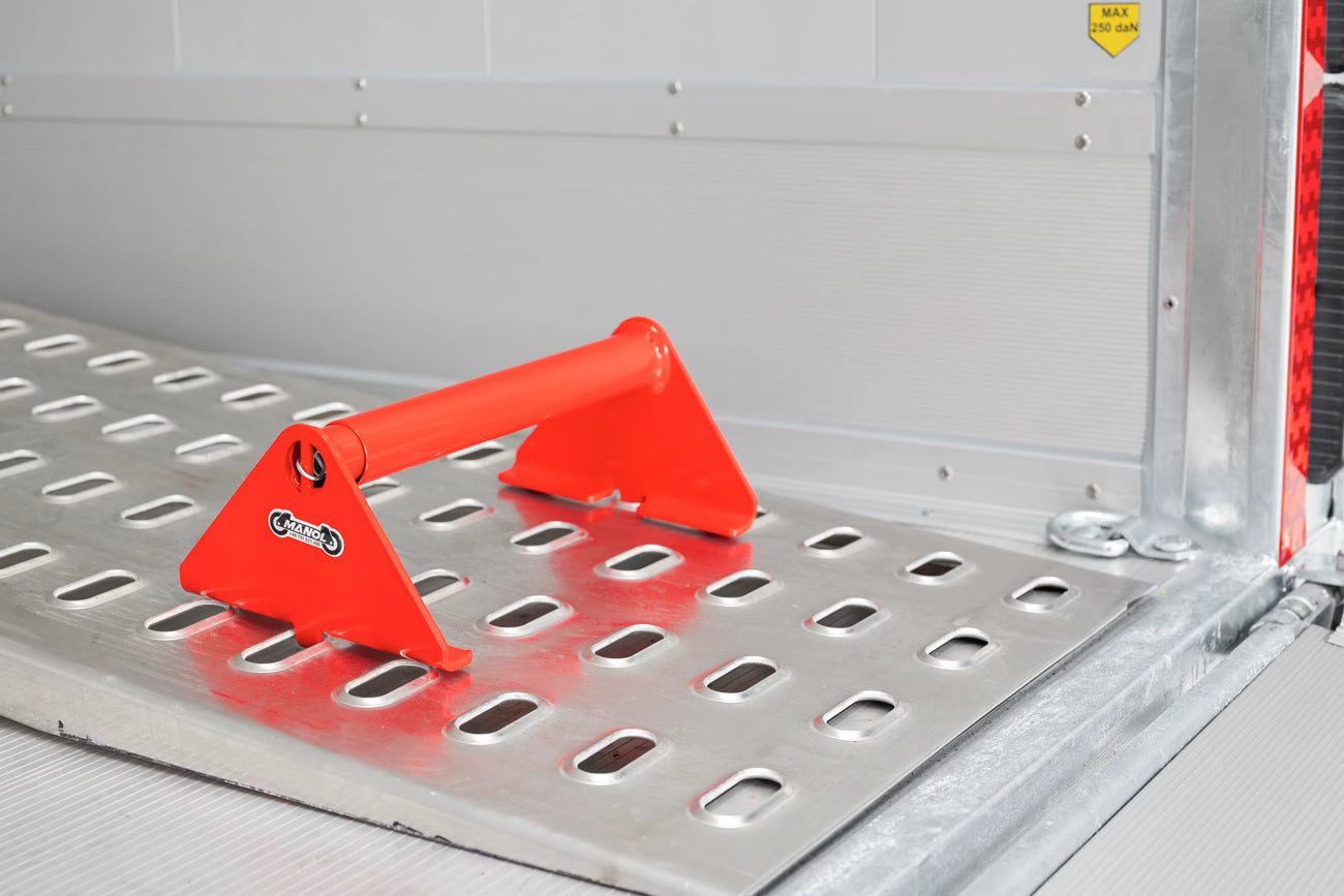 Remolque cerrado ROCKET RACING 2000 con dimensiones de 5500 x 2200 x 2045 mm